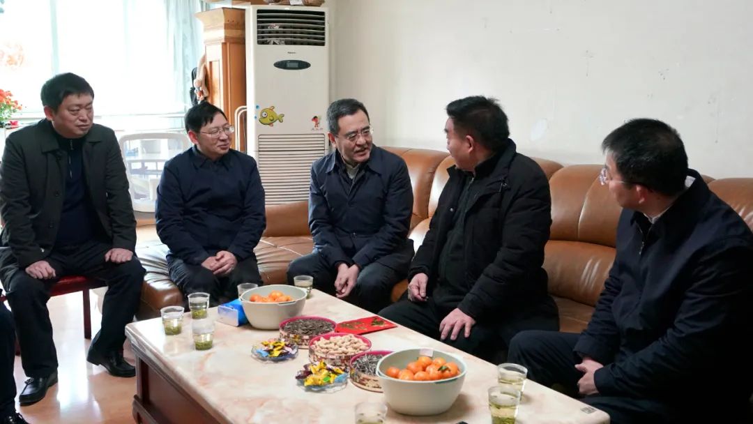 省国资委党委书记、主任冯文生等领导走访慰问省尊龙凯时集团老党员、老干部
