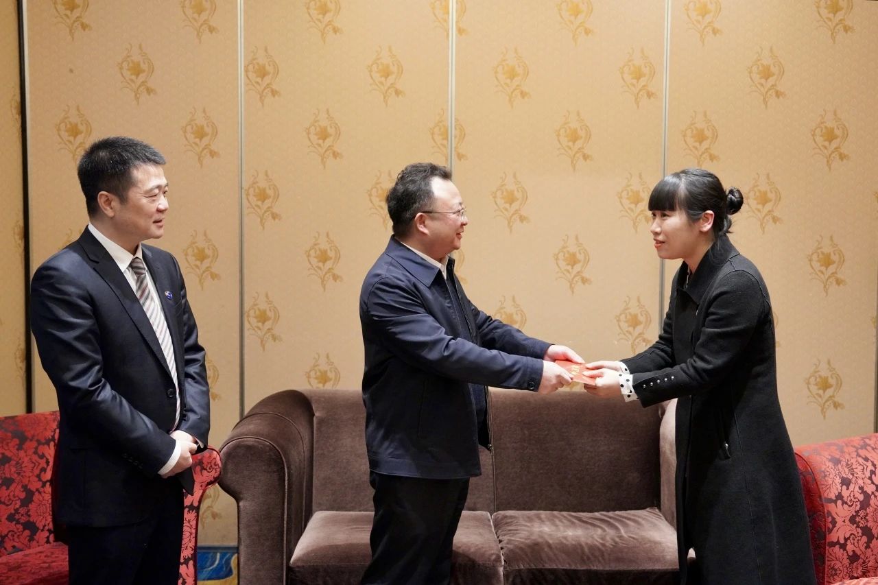 省国资委党委委员、副主任何政一行走访慰问省尊龙凯时集团生活困难党员