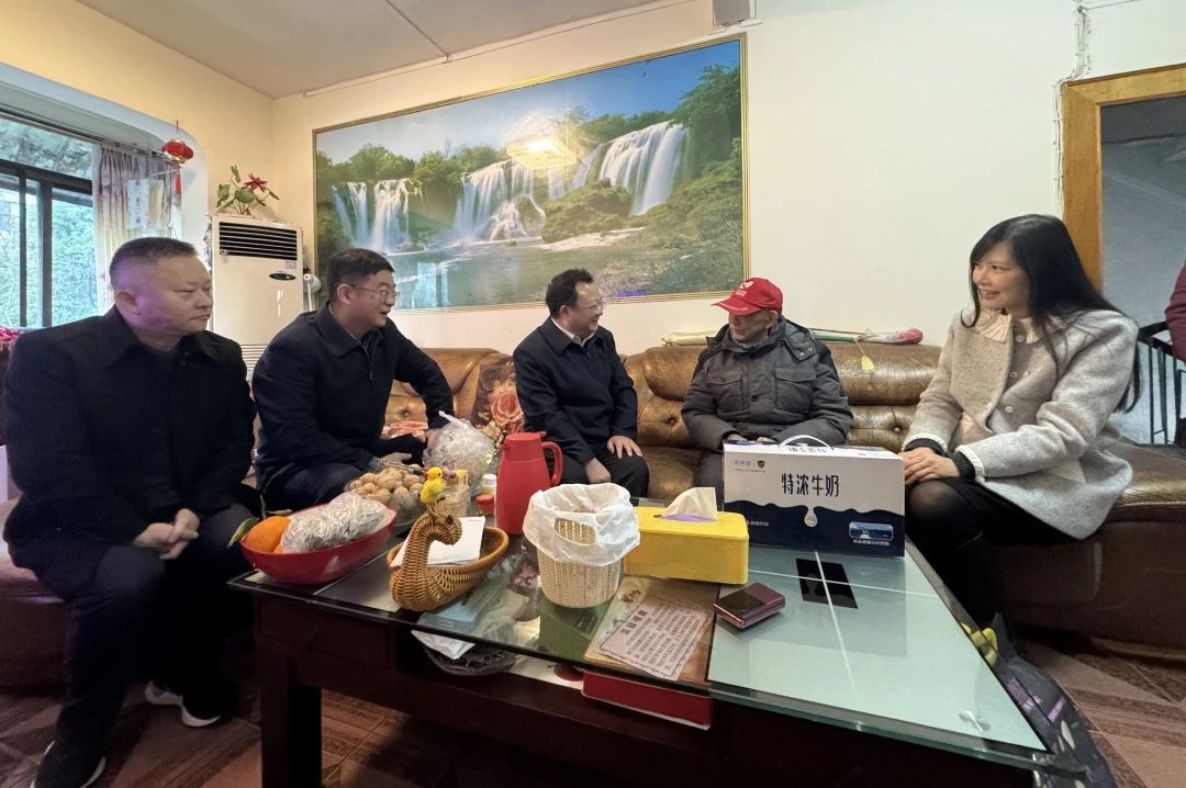 省国资委党委委员、副主任何政走访慰问省尊龙凯时集团老党员、老干部